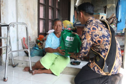 BAZNAS Bersama Bango dan Royco Berbagi Paket Makanan Lezat Bernutrisi