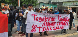 Ratusan Massa Datangi PTUN Jakarta, Minta Hakim Pulihkan Nama Baik Anwar Usman