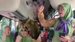 Viral Video Emak-emak Dukung AMIN, Muslimat Jatim Tegak Lurus Ikut Khofifah