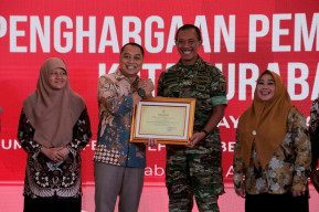 Sinergi Bangun Surabaya, Wali Kota Eri Cahyadi Beri Penghargaan Forkopimda
