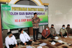 Bupati Sidoarjo Serahkan Bantuan  pada Siswa MI-SMP Raden Rahmad Balongbendo