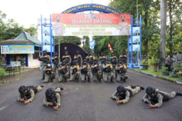 Napak Tilas dan Kibarkan Bendera Merah Putih Raksasa, Awali Latgab SAR di Madiun
