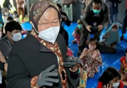 Diomeli Korban Banjir NTT,  Mensos Risma Tak Marah