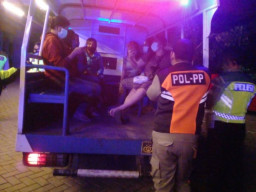 Pura-Pura Pingsan saat Terjaring Razia, Pemandu Lagu di Sidoarjo Berhasil Kabur