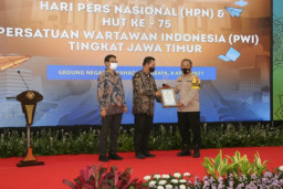 Kapolda Terima PWI Jatim Award