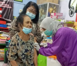 Lansia yang Akan Divaksin, Dijemput Pakai Odong-Odong