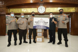 Polda Jatim Terima Bantuan Sosial dari Tempo Scan Group