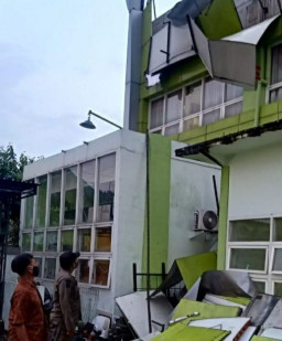 Pukesmas Bareng Krajan Krian, Rusak Dihajar Angin Kencang dan Hujan Es