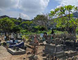 Buset,  Makam di Ponorogo Ini Bertarif Rp 5 Juta