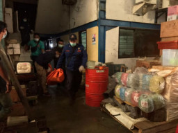 Bekerja sambil Bercanda, Obet Tewas Gegara Lehernya Kejepit Lift