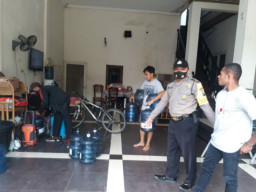 Bhabinkamtibmas Sambang Pelajar Papua di Perum Anggaswangi Sidoarjo