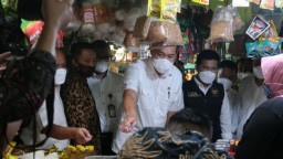 KPPU Dampingi Mendag Sidak Pasar Wonokromo Surabaya