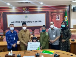 Bupati Gresik Serahkan Jaminan Kecelakaan Kerja Meninggal
