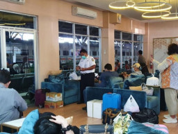 Ruangan yang Plafonnya Ambrol di Stasiun Pasar Turi, Disterilkan