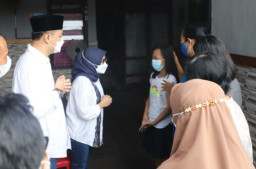 Bersama Istri, Walikota Eri Kunjungi Awak Kapal Selam KRI Nanggala 402