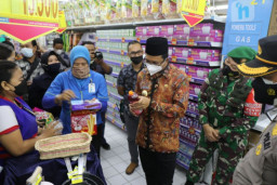 Jelang Lebaran, Bupati Gus Muhdlor  Sidak Mamin di Supermarket