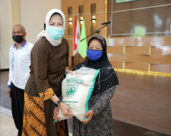 Di Balai Desa Pandanrejo, Walikota Batu Serahkan Bantuan ke Masyarakat