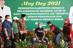 Hari Buruh,  Bupati Gus Muhdlor Buka Posko Pengawasan THR