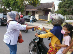 Rina Haryati, Anggota DPRD Kota Madiun Bagi Takjil bersama Ansor dan Banser