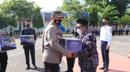 Sambut Hari Raya, Kapolres Tuban Serahkan Bingkisan Lebaran