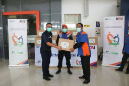 KAI Bagi-Bagi Paket Sembako untuk Porter Stasiun