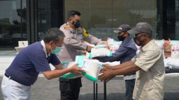 Polresta Sidoarjo bersama Yayasan Budha Bagikan 1.100 Paket Sembako