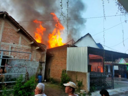 Gudang Alat Pernikahan di Kota Madiun Terbakar