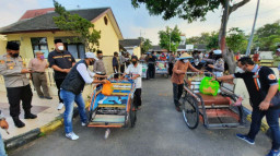 HDCI Madiun dan Polisi Turun ke Jalan Bagi Sembako untuk Warga