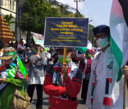 Ratusan Warga Surabaya Gelar Aksi Peduli Palestina di Depan Gedung DPRD Jatim