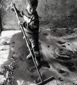 Pas Lebaran, Anak Palestina Bersihkan Ceceran Darah Keluarganya di Lantai