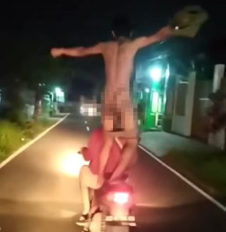 Entah Apa Maksudnya, Pemuda Ini Naik Motor sambil Telanjang Bulat