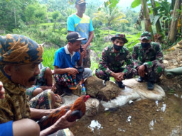 TNI Beri Bantuan Air Minum Bersih Sistem Pompa Hydrant di Desa Bangka Lewat