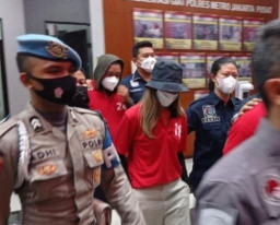 Nia Ramadhani Dicokok Polisi di Istana Mewahnya