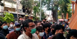 Ribuan Warga Berkerumun demi Vaksinasi di Gelora 10 November Surabaya