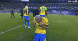 Brasil Tak Berhasil, Neymar Menangis