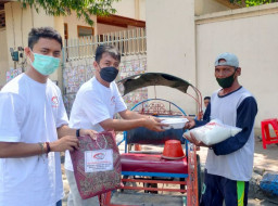 Jumat Sedekah, Pemuda Ponorogo Beri Bantuan Warga Terdampak Covid-19