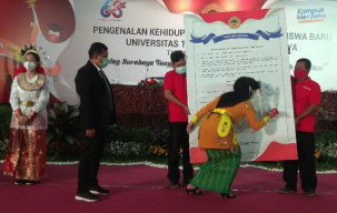 Prof. Nug Pamer Prestasi Didepan 3.143 Mahasiswa Baru