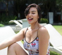 Nora Alexandra, Tampil Seksi demi Nafkahi Suami