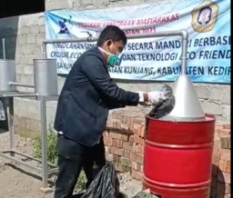 Dosen Universitas Wijaya Putra 'Sulap' Sampah Pasar Jadi Bahan Bakar Minyak