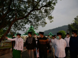 Subuh Berjamaah, Kang Emil dan Anies Bicara Pertanian dan Pangan