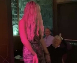 Scholes Kepergok Asyik Nikmati Goyangan Penari Seksi