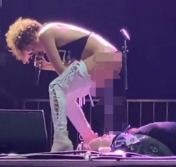 Menjijikkan,  Rocker Seksi Ini Pipis di Atas Wajah Penggemarnya Pas Manggung