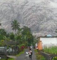 Gunung Semeru Meletus, Warga Panik Berhamburan Selamatkan Diri