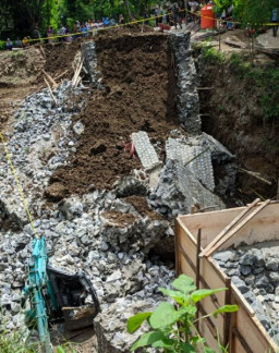 Proyek Jembatan Mijil Ponorogo Ambrol, 2 Pekerja Tewas Tertimbun