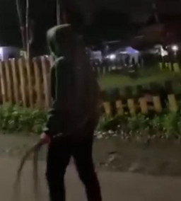 Gangster Sidoarjo Teriak sambil Acungkan Celurit, Resahkan Warga Taman