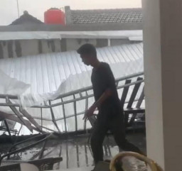 Dua Hari Launching, Atap Kafe di Ponorogo Ini Ambruk Diterjang Angin