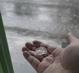Surabaya Digerojok Hujan Es dan Angin Kencang