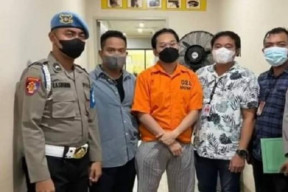 Begini Penampilan Indra Kenz dengan Baju Tahanan Warna Oranye