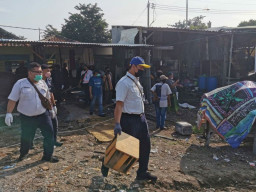 KAI Bongkar Bangunan Liar di Aloon-aloon Contong Surabaya