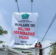 Belum Bayar Pajak, BPPD Sidoarjo Tutup Tiga Reklame di Sukodono